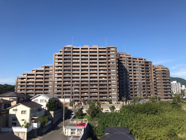 長崎市田中町売マンション♪14階の南東向きのお部屋のため、眺望・陽当たり良好です！駐車場も近隣2台目確保済♪（軽自動車月/5,000円）空き家となっておりますので内覧可能です！お気軽にお問い合わせください。