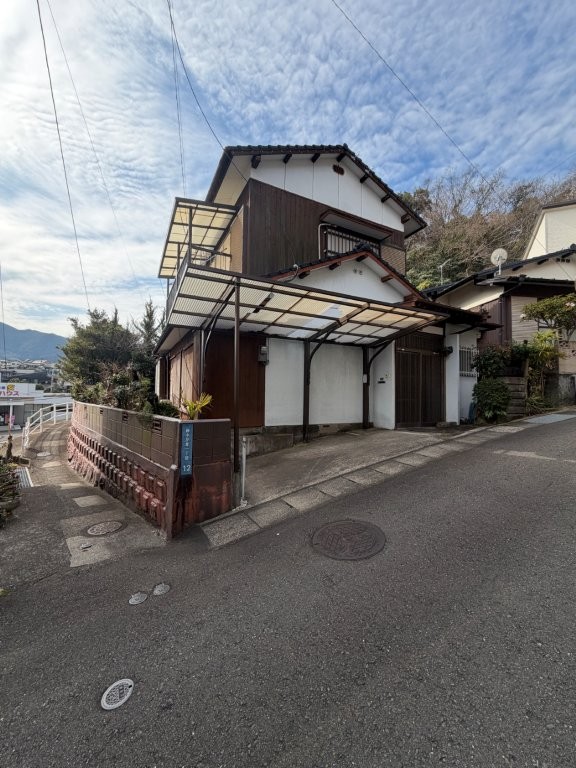 長崎市新小が倉1丁目売地、販売開始！建築条件ありませんので、お好きなハウスメーカーで建築可能。解体更地渡しです♪