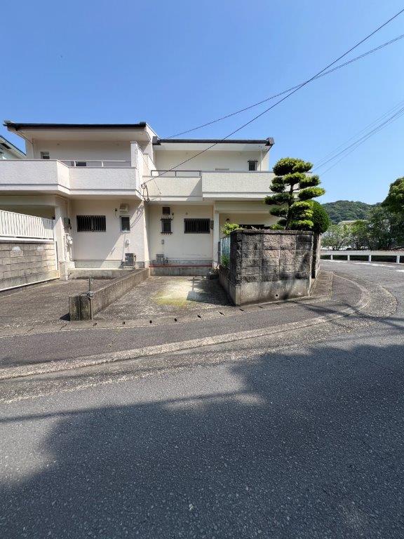 長崎市横尾4丁目中古住宅★テラスハウスタイプの中古戸建となります！横尾中学校まで徒歩２分！角地の物件です♪現在駐車場１台ですが、庭部分を造成すれば駐車場の増設可能です♪ルーフバルコニーがあるので洗濯物を干せるスペースも広くとれます（＾＾）弊社が売主のため、仲介手数料不要です♪ 