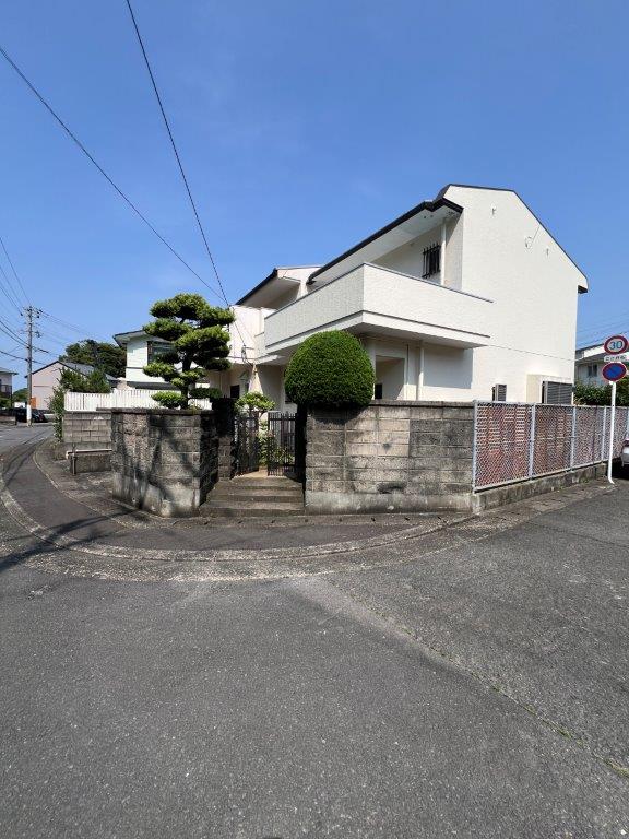 長崎市横尾4丁目中古住宅★テラスハウスタイプの中古戸建となります！横尾中学校まで徒歩２分！角地の物件です♪現在駐車場１台ですが、庭部分を造成すれば駐車場の増設可能です♪ルーフバルコニーがあるので洗濯物を干せるスペースも広くとれます（＾＾）弊社が売主のため、仲介手数料不要です♪ 