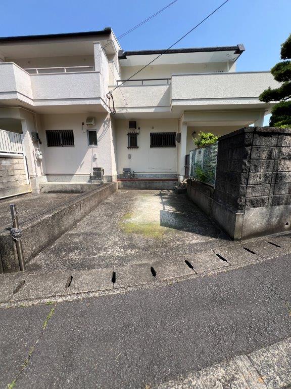 長崎市横尾4丁目中古住宅★テラスハウスタイプの中古戸建となります！横尾中学校まで徒歩２分！角地の物件です♪現在駐車場１台ですが、庭部分を造成すれば駐車場の増設可能です♪ルーフバルコニーがあるので洗濯物を干せるスペースも広くとれます（＾＾）弊社が売主のため、仲介手数料不要です♪ 