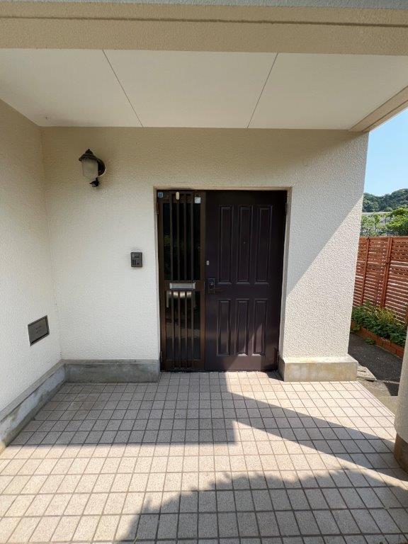 長崎市横尾4丁目中古住宅★テラスハウスタイプの中古戸建となります！横尾中学校まで徒歩２分！角地の物件です♪現在駐車場１台ですが、庭部分を造成すれば駐車場の増設可能です♪ルーフバルコニーがあるので洗濯物を干せるスペースも広くとれます（＾＾）弊社が売主のため、仲介手数料不要です♪ 