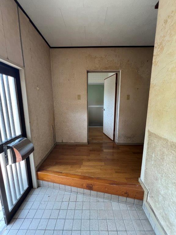 長崎市横尾4丁目中古住宅★テラスハウスタイプの中古戸建となります！横尾中学校まで徒歩２分！角地の物件です♪現在駐車場１台ですが、庭部分を造成すれば駐車場の増設可能です♪ルーフバルコニーがあるので洗濯物を干せるスペースも広くとれます（＾＾）弊社が売主のため、仲介手数料不要です♪ 