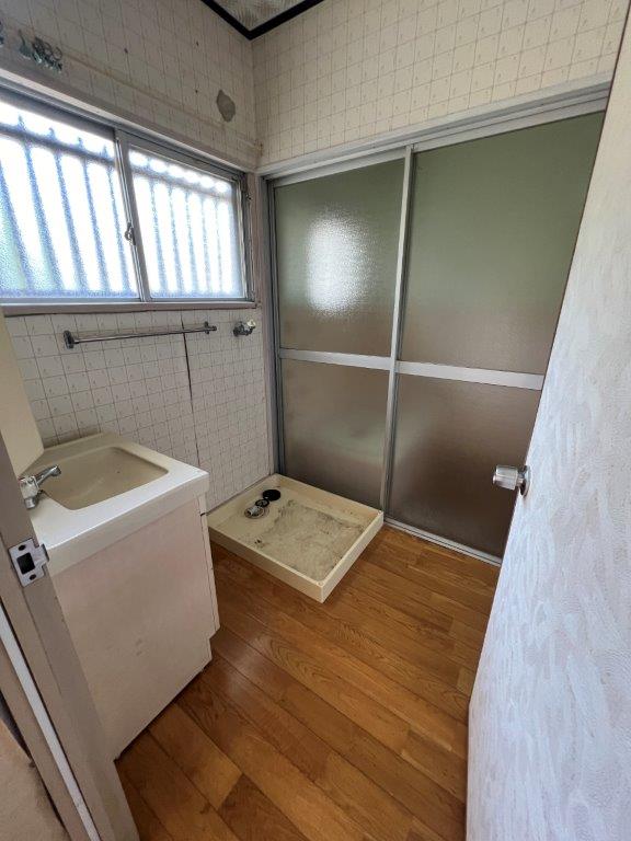 長崎市横尾4丁目中古住宅★テラスハウスタイプの中古戸建となります！横尾中学校まで徒歩２分！角地の物件です♪現在駐車場１台ですが、庭部分を造成すれば駐車場の増設可能です♪ルーフバルコニーがあるので洗濯物を干せるスペースも広くとれます（＾＾）弊社が売主のため、仲介手数料不要です♪ 