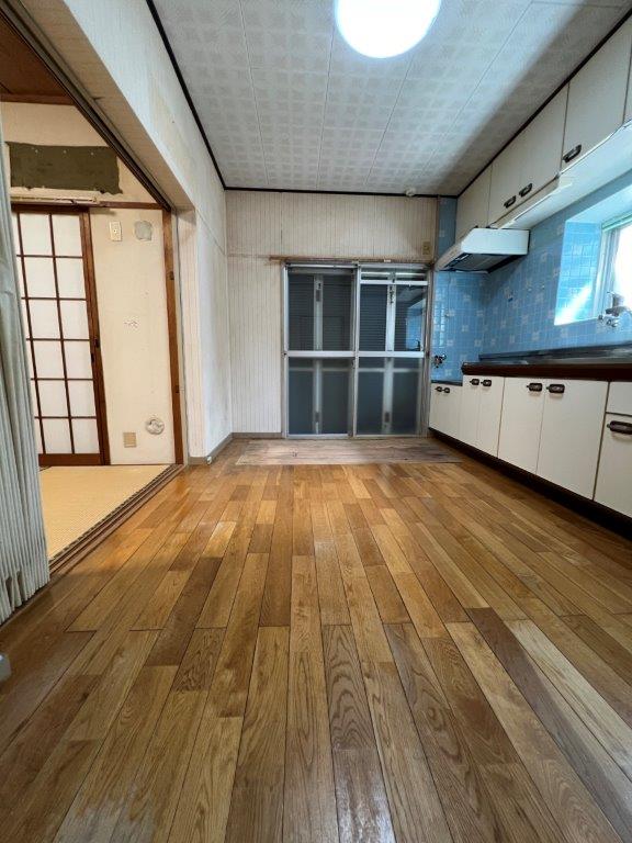 長崎市横尾4丁目中古住宅★テラスハウスタイプの中古戸建となります！横尾中学校まで徒歩２分！角地の物件です♪現在駐車場１台ですが、庭部分を造成すれば駐車場の増設可能です♪ルーフバルコニーがあるので洗濯物を干せるスペースも広くとれます（＾＾）弊社が売主のため、仲介手数料不要です♪ 