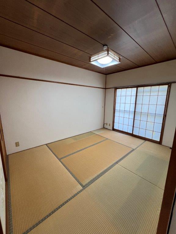 長崎市横尾4丁目中古住宅★テラスハウスタイプの中古戸建となります！横尾中学校まで徒歩２分！角地の物件です♪現在駐車場１台ですが、庭部分を造成すれば駐車場の増設可能です♪ルーフバルコニーがあるので洗濯物を干せるスペースも広くとれます（＾＾）弊社が売主のため、仲介手数料不要です♪ 