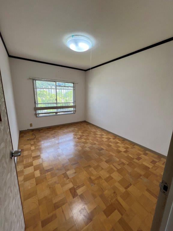 長崎市横尾4丁目中古住宅★テラスハウスタイプの中古戸建となります！横尾中学校まで徒歩２分！角地の物件です♪現在駐車場１台ですが、庭部分を造成すれば駐車場の増設可能です♪ルーフバルコニーがあるので洗濯物を干せるスペースも広くとれます（＾＾）弊社が売主のため、仲介手数料不要です♪ 
