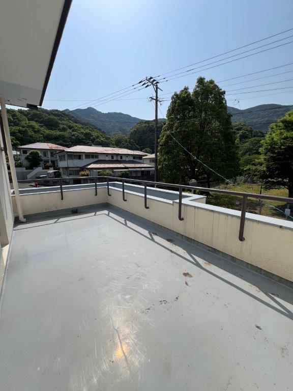 長崎市横尾4丁目中古住宅★テラスハウスタイプの中古戸建となります！横尾中学校まで徒歩２分！角地の物件です♪現在駐車場１台ですが、庭部分を造成すれば駐車場の増設可能です♪ルーフバルコニーがあるので洗濯物を干せるスペースも広くとれます（＾＾）弊社が売主のため、仲介手数料不要です♪ 