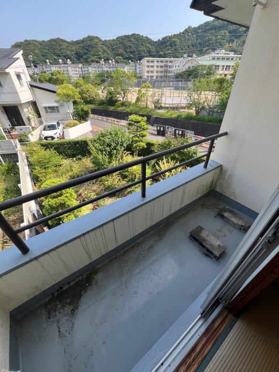 長崎市横尾4丁目中古住宅★テラスハウスタイプの中古戸建となります！横尾中学校まで徒歩２分！角地の物件です♪現在駐車場１台ですが、庭部分を造成すれば駐車場の増設可能です♪ルーフバルコニーがあるので洗濯物を干せるスペースも広くとれます（＾＾）弊社が売主のため、仲介手数料不要です♪ 