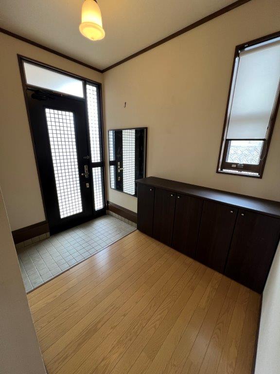 かき道四丁目の中古戸建をお預かりしました♪駐車場は普通車と軽自動車なら２台可能♪太陽光発電３．３４ｋｗ付で経済的なお家です♪