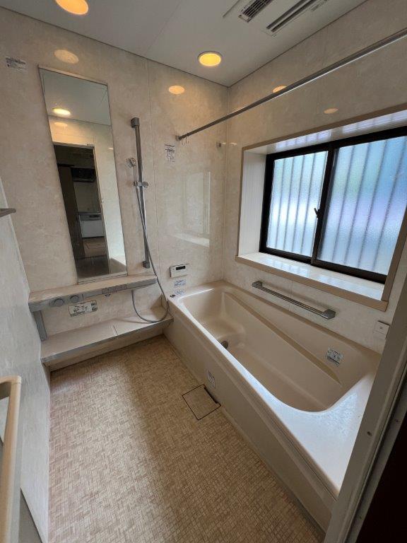 かき道四丁目の中古戸建をお預かりしました♪駐車場は普通車と軽自動車なら２台可能♪太陽光発電３．３４ｋｗ付で経済的なお家です♪