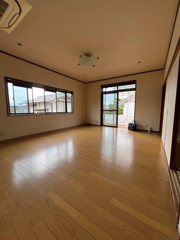 かき道四丁目の中古戸建をお預かりしました♪駐車場は普通車と軽自動車なら２台可能♪太陽光発電３．３４ｋｗ付で経済的なお家です♪