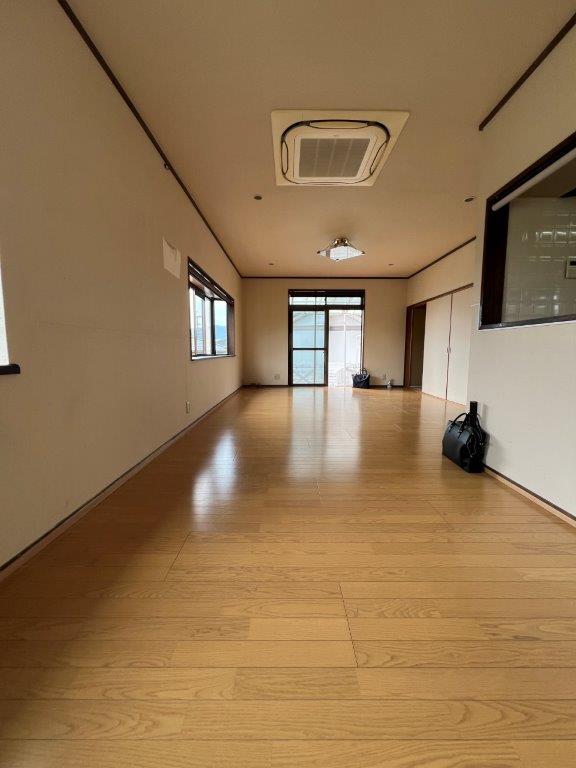 かき道四丁目の中古戸建をお預かりしました♪駐車場は普通車と軽自動車なら２台可能♪太陽光発電３．３４ｋｗ付で経済的なお家です♪