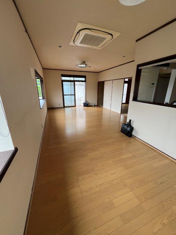 かき道四丁目の中古戸建をお預かりしました♪駐車場は普通車と軽自動車なら２台可能♪太陽光発電３．３４ｋｗ付で経済的なお家です♪