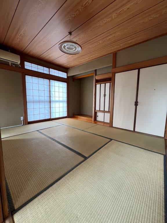 かき道四丁目の中古戸建をお預かりしました♪駐車場は普通車と軽自動車なら２台可能♪太陽光発電３．３４ｋｗ付で経済的なお家です♪