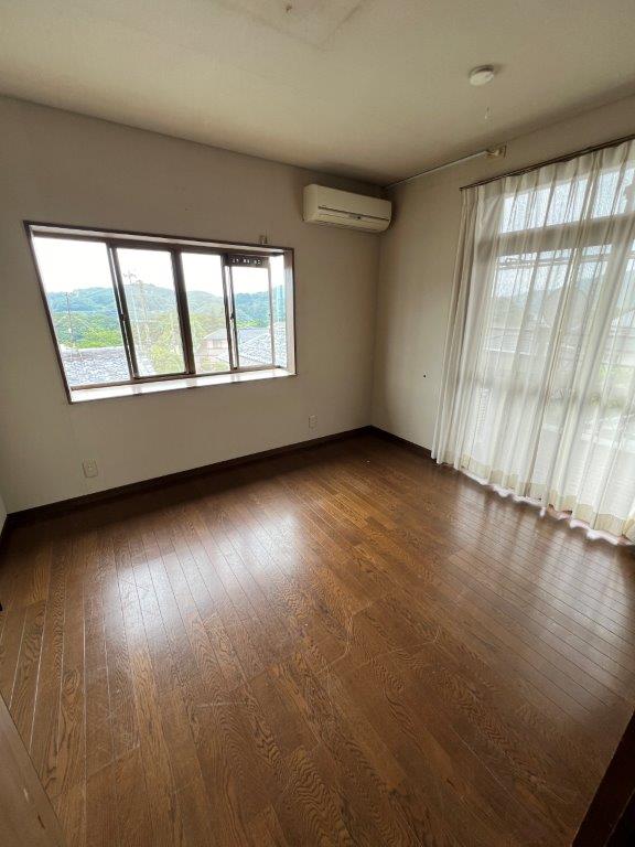 かき道四丁目の中古戸建をお預かりしました♪駐車場は普通車と軽自動車なら２台可能♪太陽光発電３．３４ｋｗ付で経済的なお家です♪