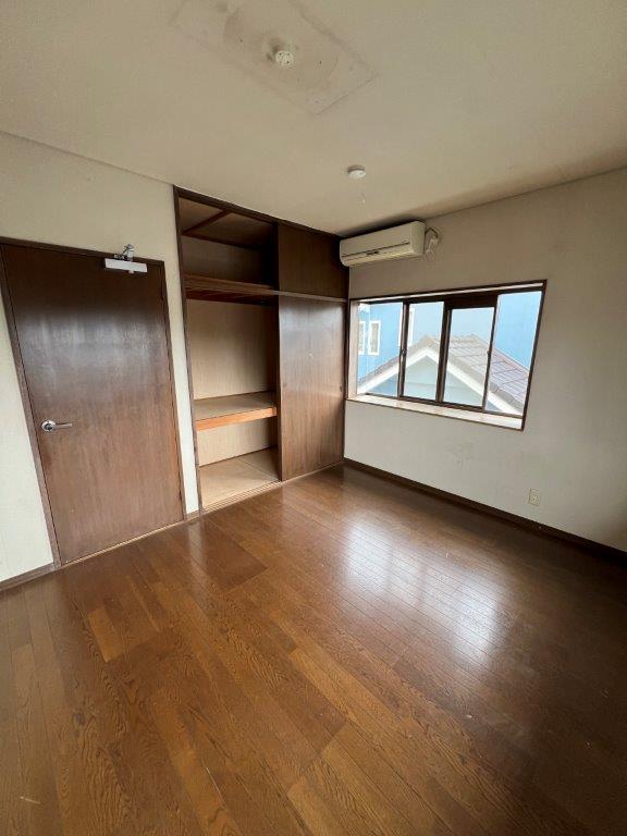 かき道四丁目の中古戸建をお預かりしました♪駐車場は普通車と軽自動車なら２台可能♪太陽光発電３．３４ｋｗ付で経済的なお家です♪