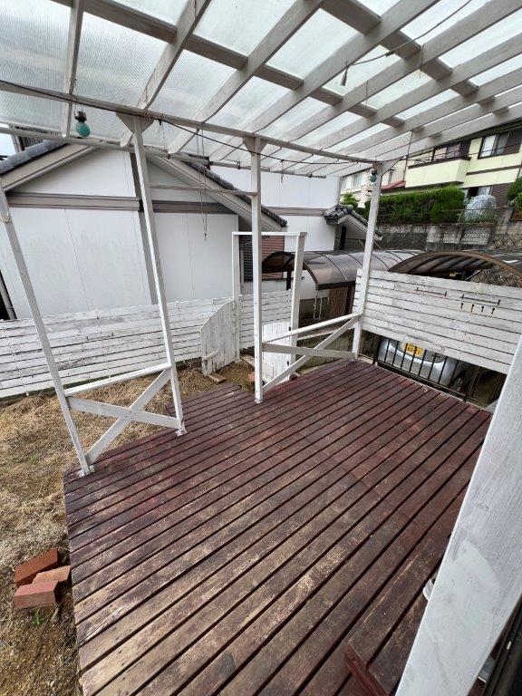 かき道四丁目の中古戸建をお預かりしました♪駐車場は普通車と軽自動車なら２台可能♪太陽光発電３．３４ｋｗ付で経済的なお家です♪
