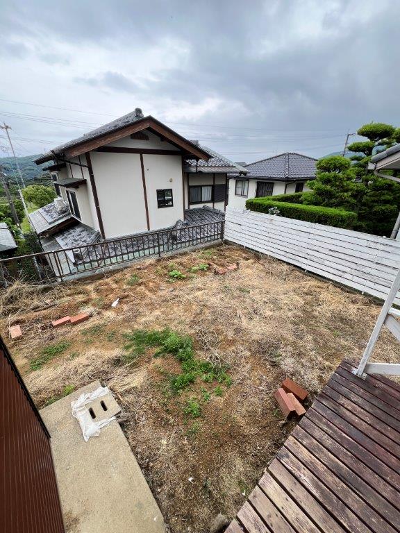 かき道四丁目の中古戸建をお預かりしました♪駐車場は普通車と軽自動車なら２台可能♪太陽光発電３．３４ｋｗ付で経済的なお家です♪