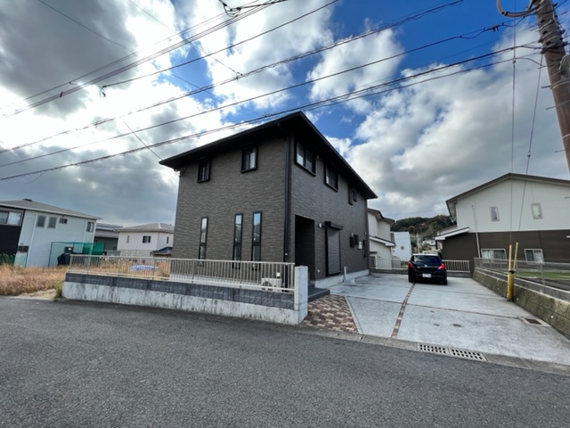 さくらの里中古住宅！床暖房・太陽光発電システム付の４ＳＬＤＫ☆間仕切することで５ＬＤＫにも可☆駐車場も車種によって５台駐車可能☆