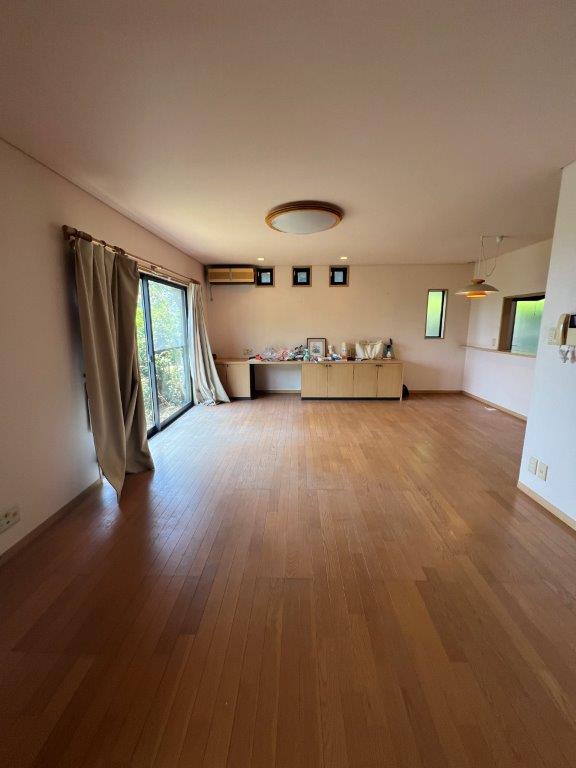 高城台一丁目の落ち着いた住環境。敷地２１１．４９㎡のゆとりある４ＬＤＫ、ＬＤＫ約２０帖。室内はリフォームで理想の住まいに。橘湾を望む眺望も魅力。高城台小徒歩５分。空家につき内覧可（要予約）。