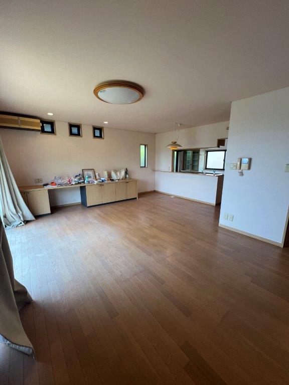 高城台一丁目の落ち着いた住環境。敷地２１１．４９㎡のゆとりある４ＬＤＫ、ＬＤＫ約２０帖。室内はリフォームで理想の住まいに。橘湾を望む眺望も魅力。高城台小徒歩５分。空家につき内覧可（要予約）。