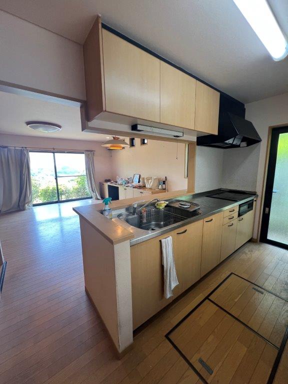 高城台一丁目の落ち着いた住環境。敷地２１１．４９㎡のゆとりある４ＬＤＫ、ＬＤＫ約２０帖。室内はリフォームで理想の住まいに。橘湾を望む眺望も魅力。高城台小徒歩５分。空家につき内覧可（要予約）。
