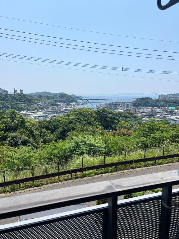 高城台一丁目の落ち着いた住環境。敷地２１１．４９㎡のゆとりある４ＬＤＫ、ＬＤＫ約２０帖。室内はリフォームで理想の住まいに。橘湾を望む眺望も魅力。高城台小徒歩５分。空家につき内覧可（要予約）。