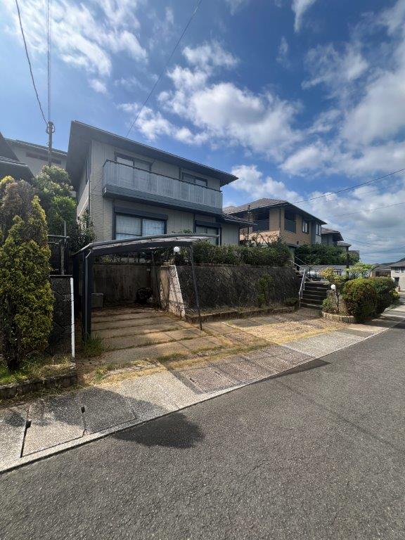 高城台一丁目の落ち着いた住環境。敷地２１１．４９㎡のゆとりある４ＬＤＫ、ＬＤＫ約２０帖。室内はリフォームで理想の住まいに。橘湾を望む眺望も魅力。高城台小徒歩５分。空家につき内覧可（要予約）。