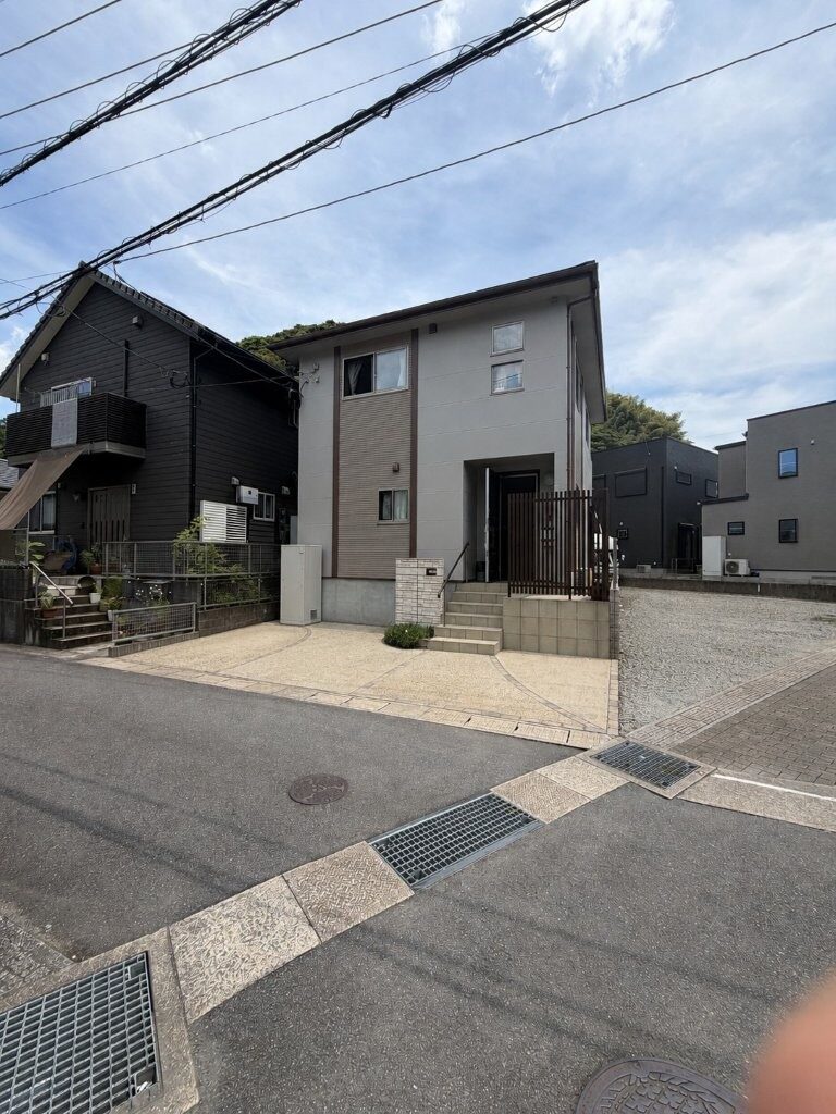 人気の東長崎エリア！平坦地に位置する3LDKの長崎市平間町の中古売家です♪昨年外壁塗装済で、外観もきれいに整っています。生活しやすい立地でファミリーにもオススメの物件です！ぜひ一度ご内覧ください♪