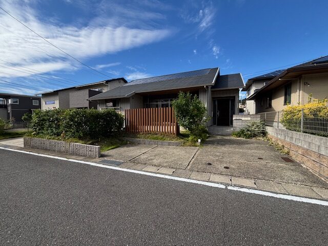 長崎市豊洋台★中古戸建住宅★ミサワホーム施工の太陽光発電搭載の平屋です！現状の間取は2SLDKですが3LDKに変更可能です♪蔵収納がありその上はフリースペースとして使用可能です！設備も充実しております☆