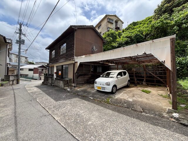 長崎市平戸小屋町売地のご紹介です★建築条件なし！お好きなメーカーで建築できます♪長崎駅、県庁、長崎スタジアムシティまで車で10分圏内でアクセスできる立地となっております♪平坦地で軽自動車3台駐車可！