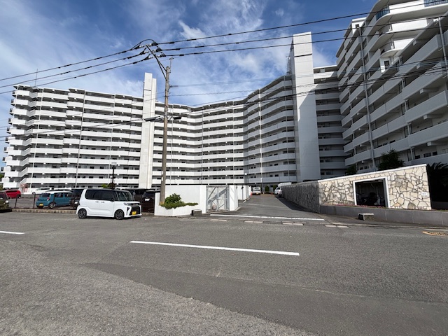 長崎市田中町フォーレ東望1階☆売マンション♪1階のお部屋ですが、バルコニーからは開放感のある眺望をお楽しみいただけます。ゆとりのある4LDKで、ご家族にもおすすめです。現在空家のため、ご希望の日時でご内覧いただけます。お気軽にお問い合わせください。