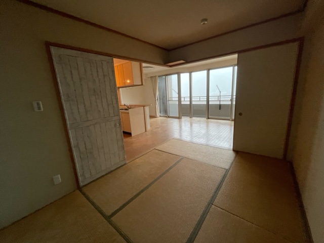 長崎市田中町売マンション♪14階の南東向きのお部屋のため、眺望・陽当たり良好です！駐車場も近隣2台目確保済♪（軽自動車月/5,000円）空き家となっておりますので内覧可能です！お気軽にお問い合わせください。