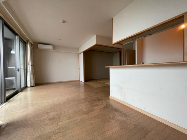 長崎市田中町売マンション♪14階の南東向きのお部屋のため、眺望・陽当たり良好です！駐車場も近隣2台目確保済♪（軽自動車月/5,000円）空き家となっておりますので内覧可能です！お気軽にお問い合わせください。