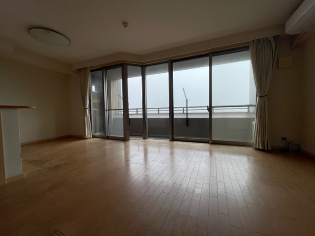 長崎市田中町売マンション♪14階の南東向きのお部屋のため、眺望・陽当たり良好です！駐車場も近隣2台目確保済♪（軽自動車月/5,000円）空き家となっておりますので内覧可能です！お気軽にお問い合わせください。