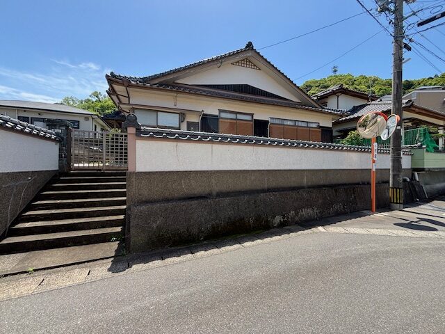 長崎市椿が丘町の戸建をお預かりしました！隣に月極駐車場あり（３，０００円／月）、空家のためいつでも内覧可能です！