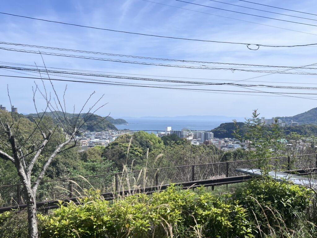 高城台一丁目の落ち着いた住環境。敷地２１１．４９㎡のゆとりある４ＬＤＫ、ＬＤＫ約２０帖。室内はリフォームで理想の住まいに。橘湾を望む眺望も魅力。高城台小徒歩５分。空家につき内覧可（要予約）。