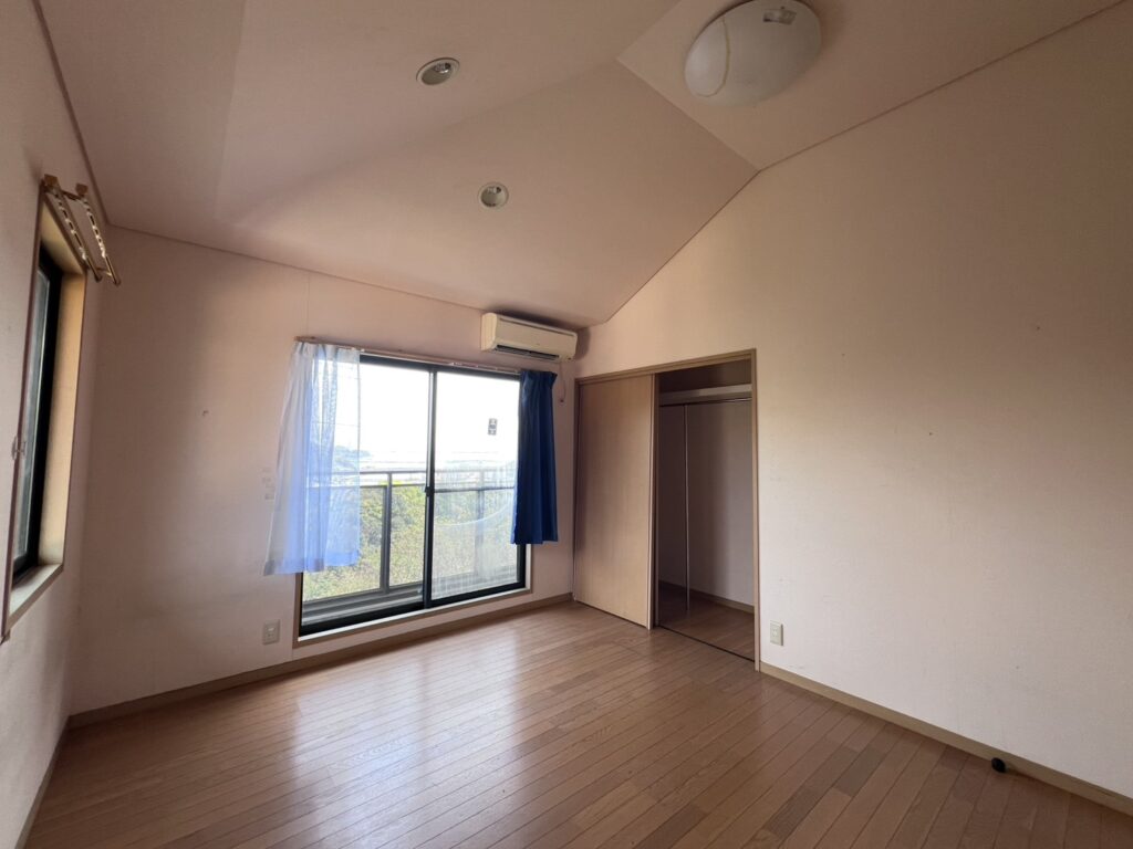 高城台一丁目の落ち着いた住環境。敷地２１１．４９㎡のゆとりある４ＬＤＫ、ＬＤＫ約２０帖。室内はリフォームで理想の住まいに。橘湾を望む眺望も魅力。高城台小徒歩５分。空家につき内覧可（要予約）。