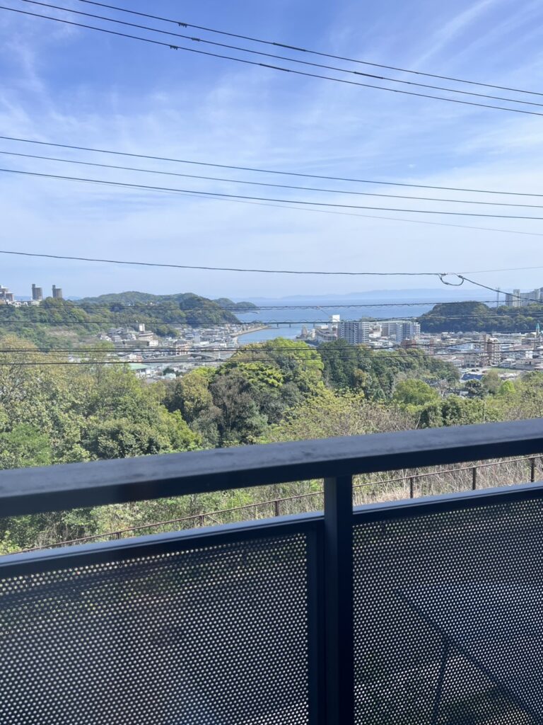 高城台一丁目の落ち着いた住環境。敷地２１１．４９㎡のゆとりある４ＬＤＫ、ＬＤＫ約２０帖。室内はリフォームで理想の住まいに。橘湾を望む眺望も魅力。高城台小徒歩５分。空家につき内覧可（要予約）。